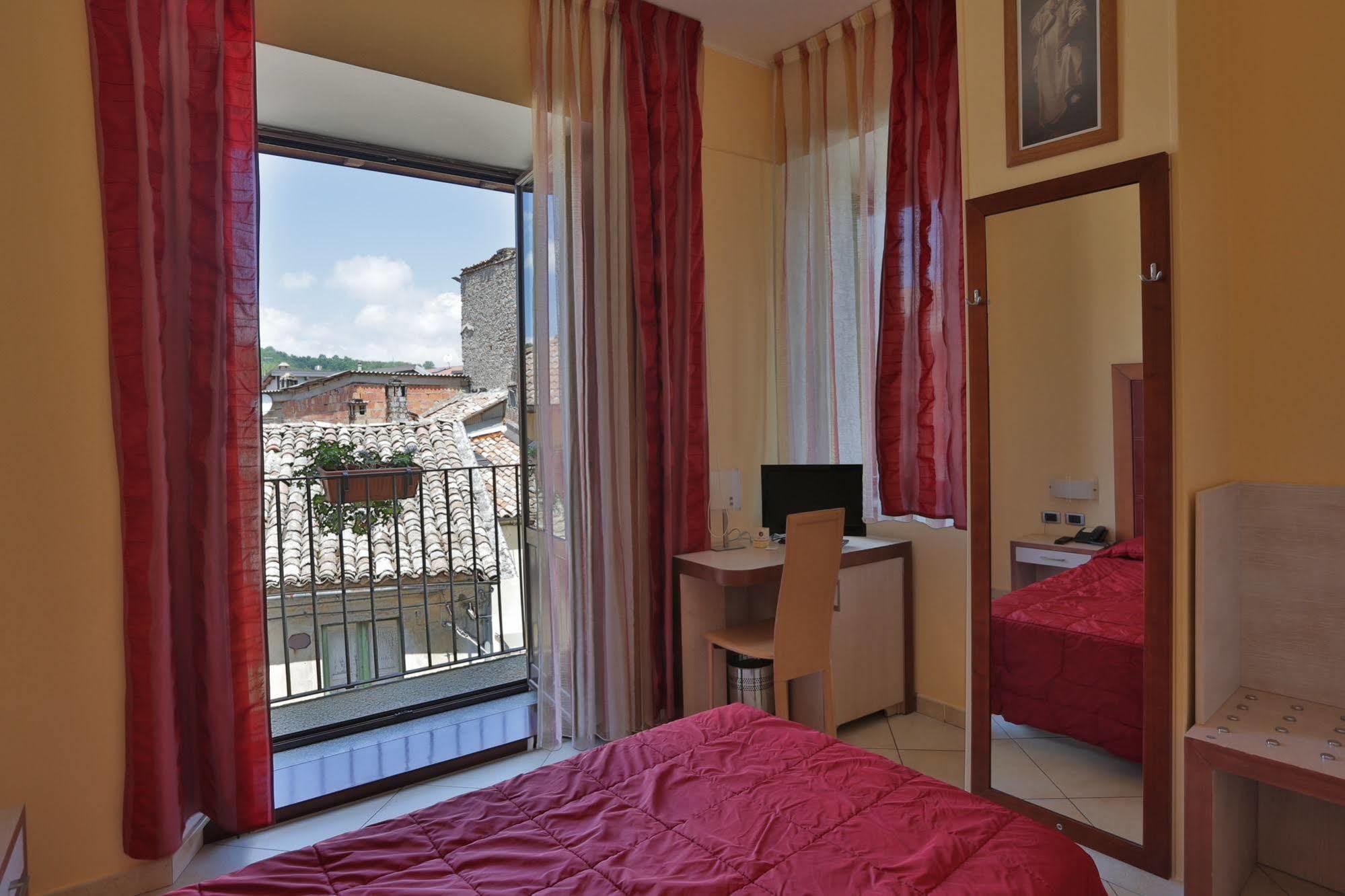 סרה סן ברונו Hotel Conte Ruggero מראה חיצוני תמונה